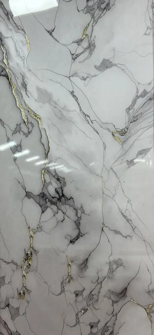 Placa Calacatta Oro en la exposición de ObraFácil